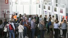 Filas de viajeros esperando en el aeropuerto de Zaragoza.