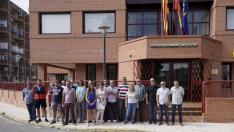 Profesores de autoescuelas de Teruel, ayer ante la puerta de la Jefatura Provincial de Tráfico.