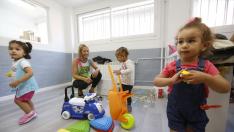 La vuelta al cole de niños de 2 años en el colegio Ramiro Solans de Zaragoza.