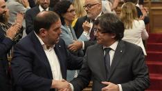 Carles Puigdemont y Oriol Junqueras, felicitándose mutuamente.