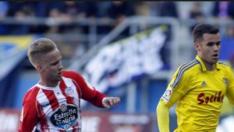 Sergio Gil en pugna con un jugador del Cádiz.