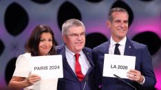 La alcaldesa de París (i), el presidente del COI (c) y el alcalde de Los Ángeles (d).