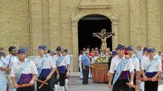 Los danzantes desfilaron ayer en la procesión en el día grande de Remolinos.