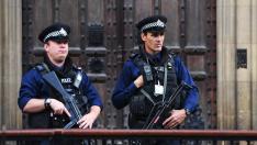 Dos policías en una calle de Londres.