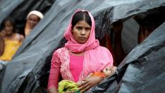 Una madre y su hijo en un campamento rohinyá en Bangladesh