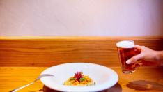 La cerveza marida a la perfección con el risotto de cebada y calabaza asada del restaurante Baobab.