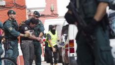 El detenido, acompañado por los agentes de la Guardia Civil.