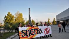 Varios representantes de la plataforma 'Sijena Sí' han protagonizado este domingo una concentración pacífica a las puertas de la 'Asamblea por la fraternidad, la convivencia y las libertades'