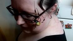 Aterradora araña se pasea por la cara de una mujer
