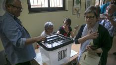 Un grupo de personas votan en el instituto Moisés Broggi de Barcelona en el referéndum sobre la independencia de Cataluña, suspendido por el Tribunal Constitucional.
