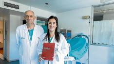 El jefe de Obstetricia, SergioCastán, y la autora del estudio, la doctora Isabel González.