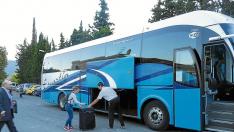 Una pasajera haciendo ayer transbordo en Jaca para continuar viaje en bus hasta Canfranc.