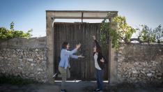 Nuria y Ana Martínez recrean poses en la localización de la portada de 'Que nos quiten lo caminao',