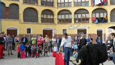 El torero Alberto Álvarez enseñando a los niños en la plaza de Toros Vieja de Tarazona