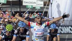 Vicioso alza los brazos tras ganar la tercera etapa del Giro de Italia 2011