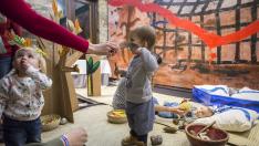 Los bebés son los protagonistas en el escenario del festival 'Cucú'.