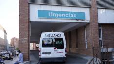 Emergencias. El papel de los médicos de la uci y de los anestesistas es vital en la atención a casos de emergencia -en la foto, una ambulancia llega al hospital Obispo Polanco de Teruel-. Facultativos de ambas especialidades piden al Servet apoyo para cub