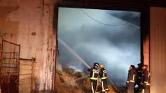 Imágenes difundidas por los bomberos del Ayuntamiento de Huesca del incendio sofocado en una nave en Robres.