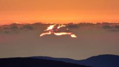 La silueta del Puig Major mallorquín, delante del disco solar, inmortalizada desde el Puntal del Tamborero, en el Maestrazgo turolense.