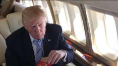 Donald Trump comiendo McDonald's durante su campaña electoral.