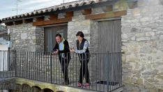 Teresa Salamero y Joaquín Naval, dueños de un negocio de turismo rural en Ballester, salen al balcón para tener mejor cobertura.