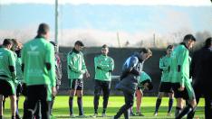 Los jugadores del Huesca en un entrenamiento en el campo del instituto Montearagón.