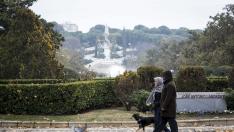 Una pareja pasea a su perro en el parque Grande José Antonio Labordeta.