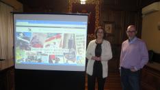 La alcaldesa, Emma Buj, y el arquitecto Amador Guillén, durante la presentación de la web.