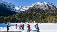El esquí de fondo es una actividad ideal para realizar en grupo.