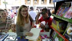 Luz Gabás, firmando en la última Feria del Libro de Huesca