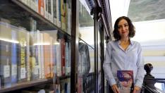 Teresa Guirado con su nueva novela: 'La vida soñada de Emma'.