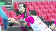 Tomás Bellas es defendido por Bo McCalebb, durante un entrenamiento del Tecnyconta.