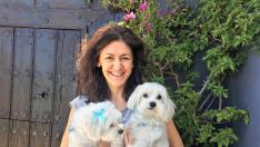 Silvia Porras, canguro de perros, que pide una regulación sobre esta actividad.