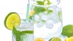 Agua con limón.