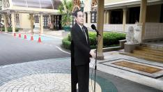 El primer ministro tailandés y su polémica réplica de cartón.