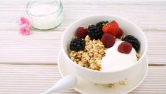 El yogur protege la flora intestinal.