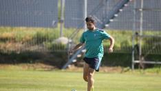 El central riojano Íñigo López se dispone a golpear la pelota durante un entrenamiento del presente curso.