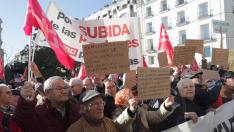 Centenares de jubilados piden a Báñez ante el Congreso subir las pensiones