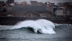 Una ola llega con fuerza a La Coruña