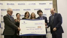 Los responsables de Ballesol, junto a Mario Garcés y Miguel Casaus, posando con el talón de 2.500 euros