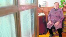 Ventura Martínez, de 87 años, en su casa de Atea junto al sistema de teleasistencia.