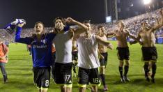 Los futbolistas del Real Zaragoza, en la celebración de la salvación en el campo del Levante tras ganar 1-2 el partido investigado.