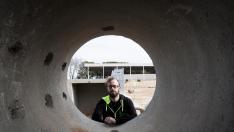 Gonzalo Raluy se asoma a uno de los tubos del 'bike park' de Vencillón.