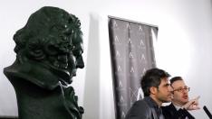 El busto de Goya mira a Ernesto Sevilla y Joaquín Reyes, presentadores de los Goya el sábado.