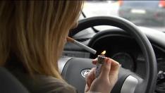 Los médicos piden que se prohíba fumar en el coche
