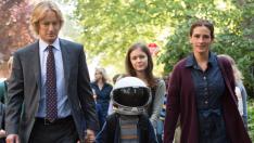 Imagen de la película 'Wonder', cuando Auggie va al colegio acompañado por sus padres.