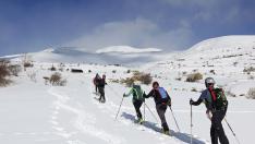 Esquiadores por las bordas de la Poma hacia el pico Fubillons.