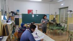 Curso para preparar los exámenes de la nacionalidad española, en el colegio Luis Vives de Zaragoza.