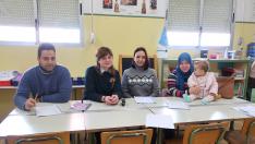 Algunos alumnos y la profesora de los cursos de preparación de la nacionalidad de FAPAR: Saad Saber, Ia Maisuradze, Teresa López y Karima Khaaddaji.