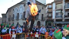 Los calandinos quemaron a Don Carnal en la plaza y protagonizaron después un desfile hasta el pabellón.